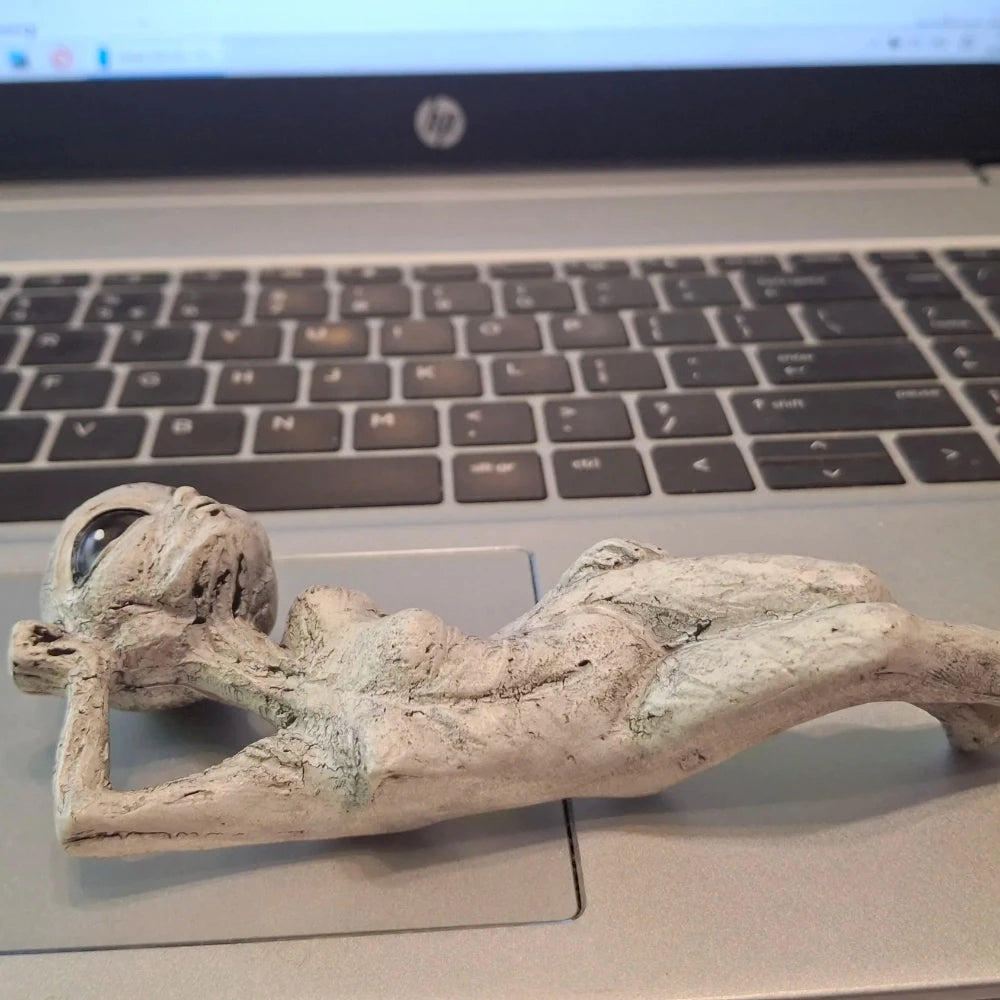 Alien Resin Statue Female Pose